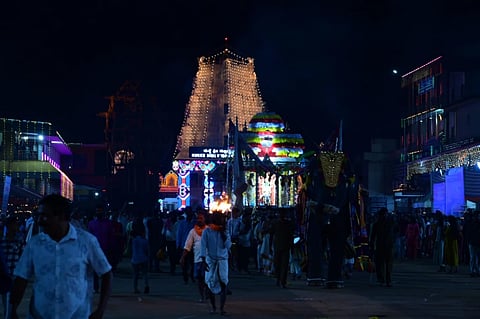ಕುಕ್ಕೆ ಸುಬ್ರಹ್ಮಣ್ಯ ದೇವಳದ ರಥಬೀದಿಯಿಂದ ಕಾಶಿಕಟ್ಟೆ ತನಕ ಬೆಳಗಿದ ಲಕ್ಷ ಹಣತೆ ದೀಪದ ನಡುವೆ ಕುಕ್ಕೆ ಶ್ರೀ ಸುಬ್ರಹ್ಮಣ್ಯ ದೇವರ ಚಂದ್ರಮಂಡಲ ರಥೋತ್ಸವ ನೆರವೇರಿತು.