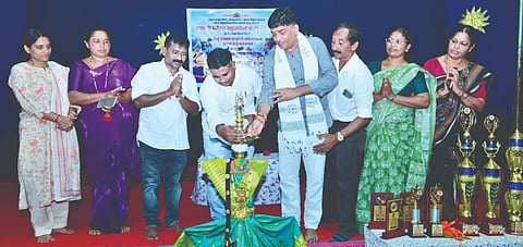  ಖೋ-ಖೋ ಪಂದ್ಯಾಟವನ್ನು ಕುಕ್ಕೆ ದೇವಳದ ವ್ಯವಸ್ಥಾಪನಾ ಸಮಿತಿ ಅಧ್ಯಕ್ಷ ಹರೀಶ್ ಎಸ್.ಇಂಜಾಡಿ ಉದ್ಘಾಟಿಸಿದರು. ಪಂಚಾಯಿತಿ ಕಾರ್ಯದರ್ಶಿ ಮೋನಪ್ಪ ಡಿ., ಪ್ರಮುಖರಾದ ಸುಜಯಾ, ನಂದಾ ಹರೀಶ್ ಮತ್ತಿತರರು ಉಪಸ್ಥಿತರಿದ್ದರು.
