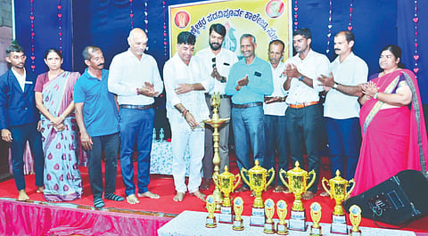  ಕಡಬ ತಾಲೂಕುಮಟ್ಟದ ವಾಲಿಬಾಲ್ ಪಂದ್ಯವನ್ನು ಹರೀಶ್ ಎಸ್.ಇಂಜಾಡಿ ಉದ್ಘಾಟಿಸಿದರು. ಪ್ರಮುಖರಾದ ಸೋಮಶೇಖರ್ ನಾಯಕ್, ಗುಣವರ್ಧನ ಕೆದಿಲ, ರಾಧಾಕೃಷ್ಣ ಚಿದ್ಗಲ್ ಮತ್ತಿತರರು ಉಪಸ್ಥಿತರಿದ್ದರು.
