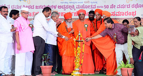 ಗಜೇಂದ್ರಗಡದ ಸೂಡಿ ಗ್ರಾಮದಲ್ಲಿ ಪಂಚ ಪೀಠಾಧೀಶರ ಅಡ್ಡ ಪಲ್ಲಕ್ಕಿ ಪ್ರಯುಕ್ತ ಹಮ್ಮಿಕೊಂಡಿದ್ದ ಯುವ ಜಾಗೃತಿ ಮತ್ತು ನಾಗರಿಕ ಸಂರಕ್ಷಣಾ ಸಮಾವೇಶ ಕಾರ್ಯಕ್ರಮವನ್ನು ಶ್ರೀ ಕೊಟ್ಟೂರು ಬಸವೇಶ್ವರ ಶಿವಾಚಾರ್ಯ ಮಹಾಸ್ವಾಮೀಜಿ ಉದ್ಘಾಟಿಸಿದರು. ಬಿ. ಎ. ಪಾಟೀಲ, ಆರ್.ಕೆ. ಮಠದ, ಟಿ.ಪಿ. ಮನಗೂಳಿ ಇತರರಿದ್ದರು.