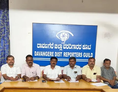 ದಾವಣಗೆರೆಯಲ್ಲಿ ಶನಿವಾರ, ಸರ್ಕಾರಿ ಪರವಾನಗಿ ಭೂಮಾಪಕರ ಸಂಘದ ರಾಜ್ಯ ನಿರ್ದೇಶಕ ಜಿ.ಪಿ. ಮಂಜು ಸುದ್ದಿಗೋಷ್ಠಿಯಲ್ಲಿ ಮಾತನಾಡಿದರು. ಟಿ.ಎಸ್. ಗುರುಮೂರ್ತಿ, ಎಸ್.ಬಸವರಾಜ್, ಶಂಕರಗೌಡ ಪಾಟೀಲ್ ಇತರರಿದ್ದರು. 