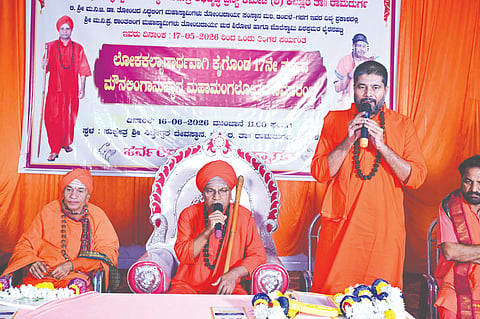 ನರಗುಂದ ತಾಲೂಕಿನ ಕಲ್ಲೂರು ಶ್ರೀಸಿದ್ದೇಶ್ವರ ದೇವಸ್ಥಾನದಲ್ಲಿ ಶಾಂತಲಿಂಗ ಶ್ರೀಗಳು ಕೈಗೊಂಡಿದ್ದ ಮೌನ ಲಿಂಗಾನುಷ್ಠಾನ ಮಂಗಲೋತ್ಸವ ಸಮಾರಂಭದಲ್ಲಿ ಡಾ. ತೋಂಟದ ಸಿದ್ಧರಾಮ ಮಹಾಸ್ವಾಮಿಗಳು ಆಶೀರ್ವಚನ ನೀಡಿದರು.