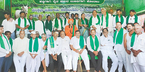 ರೈತ ಹುತ್ಮಾತ ದಿನಾಚಾರಣೆ ಅಂಗವಾಗಿ ನವಲಗುಂದ ಪಟ್ಟಣದ ರೈತ ಭವನದಲ್ಲಿ ಆಯೋಜಿಸಿದ್ದ ಕಾರ್ಯಕ್ರಮದಲ್ಲಿ ಪಂಚಗೃಹ ಹಿರೇಮಠ ಇಮ್ಮಡಿ ಸಿದ್ಧೇಶ್ವರ ಶಿವಾಚಾರ್ಯ ಸ್ವಾಮೀಜಿ ಮಾತನಾಡಿದರು. ಲೋಕನಾಥ ಹೆಬಸೂರ, ಮಹೇಶ ಹಳ್ಳದ, ಮೈಲಾರಪ್ಪ ವೈದ್ಯ ಇತರರು ಇದ್ದರು.