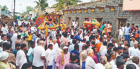ನರೇಗಲ್ಲ ಸಮೀಪದ ಹಾಲಕೆರೆಯ ಶ್ರೀ ಅನ್ನದಾನೇಶ್ವರ ಸಂಸ್ಥಾನಮಠದ ಮುಪ್ಪಿನ ಬಸವಲಿಂಗ ಸ್ವಾಮೀಜಿಗಳ ಪುರಪ್ರವೇಶ ಬುಧವಾರ ಸಂಭ್ರಮದಿಂದ ಜರುಗಿತು.