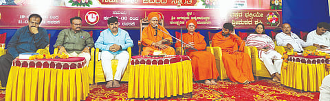 ಮುಂಡರಗಿ ಪಟ್ಟಣದ ಜಗದ್ಗುರು ಅನ್ನದಾನೀಶ್ವರ ಸಂಸ್ಥಾನಮಠದಲ್ಲಿ ಶುಕ್ರವಾರ ಆಯೋಜಿಸಿದ್ದ ಶಿವಶರಣ ಚರಿತ್ರಾಮೃತ ಪ್ರವಚನ ಮಂಗಲೋತ್ಸವ ಹಾಗೂ ಧರ್ಮಸಭೆಯಲ್ಲಿ ನಾಡೋಜ ಡಾ.ಅನ್ನದಾನೀಶ್ವರ ಶಿವಯೋಗಿಗಳವರು ಆಶೀರ್ವಚನ ನೀಡಿದರು. ಶ್ರೀಚನ್ನವೀರ ಸ್ವಾಮೀಜಿ, ಮಿಥುನಗೌಡ ಪಾಟೀಲ, ವಿಶ್ವನಾಥ ಪಾಟೀಲ, ಇತರರಿದ್ದರು.