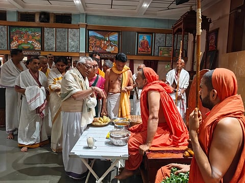 ಶಿರಸಿ ತಾಲೂಕು ಸ್ವರ್ಣವಲ್ಲೀ ಸಂಸ್ಥಾನದಲ್ಲಿ ಚಾತುರ್ಮಾಸ್ಯದ (Chaturmasya) ಅಂಗವಾಗಿ ಸ್ವರ್ಣವಲ್ಲೀ ಶ್ರೀ ಗಂಗಾಧರೇಂದ್ರ ಸರಸ್ವತೀ ಸ್ವಾಮೀಜಿ ಭಕ್ತರಿಂದ ಸೇವೆ ಸ್ವೀಕರಿಸಿದರು. ಶ್ರೀಆನಂದಬೋಧೇಂದ್ರ ಸರಸ್ವತೀ ಸ್ವಾಮೀಜಿ, ಈಶ್ವರ ಭಟ್, ಶಾಂತಾರಾಮ ಹೆಗಡೆ ಇತರರಿದ್ದರು.