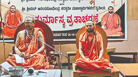 ಚಾತುರ್ಮಾಸ್ಯದ ಅಂಗವಾಗಿ ಶಿರಸಿ ನಗರ ಸೀಮೆ ಹಾಗೂ ಕಾರವಾರ ಸೀಮೆಯ ಶಿಷ್ಯ ಮಹಾಜನರು ಸೋಮವಾರ ಸಲ್ಲಿಸಿದ ಸೇವೆಯನ್ನು ಸ್ವೀಕರಿಸಿ ಶ್ರೀ ಗಂಗಾಧರೇಂದ್ರ ಸರಸ್ವತೀ ಮಹಾಸ್ವಾಮೀಜಿ ಆಶೀರ್ವಚನ ನೀಡಿದರು.