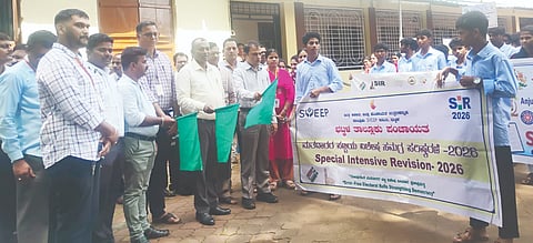ಭಟ್ಕಳ ತಾಲೂಕು ಸ್ವೀಪ್ ಸಮಿತಿ ವತಿಯಿಂದ ಪಟ್ಟಣದಲ್ಲಿ ಸೋಮವಾರ ಜಾಗೃತಿ ಜಾಥಾ ನಡೆಸಲಾಯಿತು. ಸುನೀಲ ಎಂ, ಮಹೇಶ , ಅಶೋಕ, ಸುಶೀಲಾ ಮೊಗೇರ, ಗೀತಾ ಹೆಗಡೆ, ರಾಜು ನಾಯ್ಕ, ವಿ.ಟಿ. ನಾಯ್ಕ ಇತರರು ಇದ್ದರು.