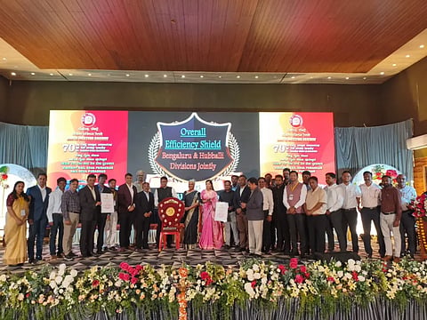  Railway ನೈಋತ್ಯ ರೈಲ್ವೆ ವಲಯ ವತಿಯಿಂದ ಹುಬ್ಬಳ್ಳಿಯಲ್ಲಿ ಆಯೋಜಿಸಿದ್ದ 70ನೇ ರೈಲ್ವೆ ಸಪ್ತಾಹ ಆಚರಣೆ ಸಮಾರಂಭದಲ್ಲಿ ಹುಬ್ಬಳ್ಳಿ ಹಾಗೂ ಬೆಂಗಳೂರು ರೈಲ್ವೆ ವಿಭಾಗಗಳಿಗೆ ಸಮಗ್ರ ದಕ್ಷತಾ ಪ್ರಶಸ್ತಿಯನ್ನು ವಲಯದ ಜಿಎಂ ಮುಕುಲ್ ಸರನ್ ಮಾಥುರ್ ಪ್ರದಾನ ಮಾಡಿದರು.