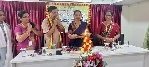 ಉಡುಪಿಯ ಜಿಲ್ಲಾ ಗ್ರಂಥಾಲಯದಲ್ಲಿ ಆಯೋಜಿಸಿದ್ದ 'ಸಾಹಿತಿ ಸೌರಭ' ಕಾರ್ಯಕ್ರಮವನ್ನು ವಸಂತಿ ಶೆಟ್ಟಿ ಬ್ರಹ್ಮಾವರ ಉದ್ಘಾಟಿಸಿದರು. ನೀಲಾವರ ಸುರೇಂದ್ರ ಅಡಿಗ, ನಮಿತಾ ಬಿ., ವನಿತಾ ಕೆ., ಶ್ಯಾಮಲಾ ಇದ್ದರು.