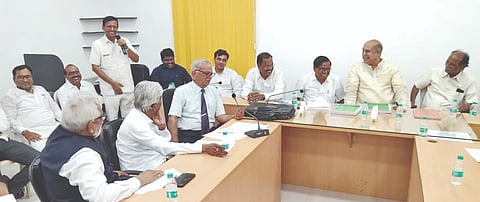 ಕಲಬುರಗಿ ಶರಣಬಸವ ವಿವಿ ಸಭಾಂಗಣದಲ್ಲಿ ಶುಕ್ರವಾರ ನಡೆದ ಕಲ್ಯಾಣ ಕರ್ನಾಟಕ ಹೋರಾಟ ಸಮಿತಿ ಗೌರವಾಧ್ಯಕ್ಷ ಬಸವರಾಜ ದೇಶಮುಖ ಅಧ್ಯಕ್ಷತೆಯ ಸಭೆಯಲ್ಲಿ ಸಂಸ್ಥಾಪಕ ಅಧ್ಯಕ್ಷ ಲಕ್ಷ್ಮಣ  ದಸ್ತಿ, ಪ್ರೊ.ಆರ್​.ಕೆ.ಹುಡಗಿ, ಡಾ.ಬಸವರಾಜ ಕುಮ್ನೂರ, ರವೂಫ್​ ಖಾದ್ರಿ, ಶಿವರಾಜ ಇಂಗಿನಶೆಟ್ಟಿ ಇತರರಿದ್ದರು.