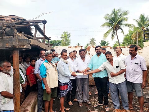 ಶ್ರೀರಂಗಪಟ್ಟಣ ವಿಧಾನಸಭಾ ಕ್ಷೇತ್ರದ ಭೂತನಹೊಸೂರು ಗ್ರಾಮದಲ್ಲಿ ನೊಂದ ಕುಟುಂಬಕ್ಕೆ ಬಿಜೆಪಿ ಯುವ ನಾಯಕ ಇಂಡುವಾಳು ಸಚ್ಚಿದಾನಂದ ಆರ್ಥಿಕ ನೆರವು ನೀಡಿದರು. 