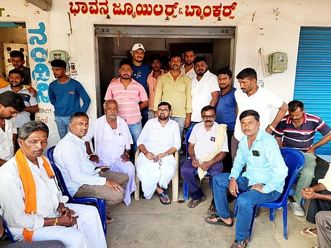 ಮಂಡ್ಯ ತಾಲೂಕು ತಗ್ಗಹಳ್ಳಿ ಗ್ರಾಮದಲ್ಲಿ ಶ್ರೀರಂಗಪಟ್ಟಣ ಕ್ಷೇತ್ರದ ಯುವ ನಾಯಕ ಇಂಡುವಾಳು ಸಚ್ಚಿದಾನಂದ ರೈತರೊಂದಿಗೆ ಚರ್ಚಿಸಿದರು. 