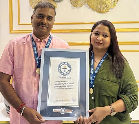ಗಿನ್ನಿಸ್ ವಿಶ್ವ ದಾಖಲೆ ಪ್ರಮಾಣ ಪತ್ರದೊಂದಿಗೆ ಬೀದರ್ ಮೂಲದ ಸಚಿನ್ ಜಾಬಶೆಟ್ಟಿ ಹಾಗೂ ಮಂಗಳಾ ಗೌರಿ ಜಾಬಶೆಟ್ಟಿ ದಂಪತಿ