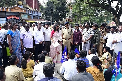  ತುಮಕೂರಿನಲ್ಲಿ ಫಾಯಿ ಕರ್ಮಚಾರಿ ಕಾವಲು ಸಮಿತಿ-ಕರ್ನಾಟಕ ವತಿಯಿಂದ  ಮ್ಯಾನ್ಯೂಯಲ್​ ಸ್ಕ್ಯಾವೆಂರ್ಜಸ್​ಗಳ ಪುನರ್ವಸತಿ ಹಾಗೂ ಜಿಲ್ಲೆಯ ಸ್ವಚ್ಛತಾ ಕಾರ್ಮಿಕರ ಗುತ್ತಿಗೆ ಪದ್ಧತಿ ರದ್ದು ಪಡಿಸಿ ನೇರಪಾವತಿ ಜಾರಿಮಾಡಲು ಒತ್ತಾಯಿಸಿ ಪ್ರತಿಭಟಿಸಿ ಜಿಲ್ಲಾಧಿಕಾರಿ ಶುಭಕಲ್ಯಾಣ್​ಗೆ ಮನವಿ ಸಲ್ಲಿಸಲಾಯಿತು. ಕೆ.ಬಿ.ಓಬಳೇಶ್​, ಚಂದ್ರಪ್ಪ, ಮಂಜುನಾಥ್​, ಮಮತಾ, ರಾಮಕೃಷ್ಣ, ವೆಂಕಟೇಶ್​ ಮತ್ತಿತರರು ಇದ್ದರು. 