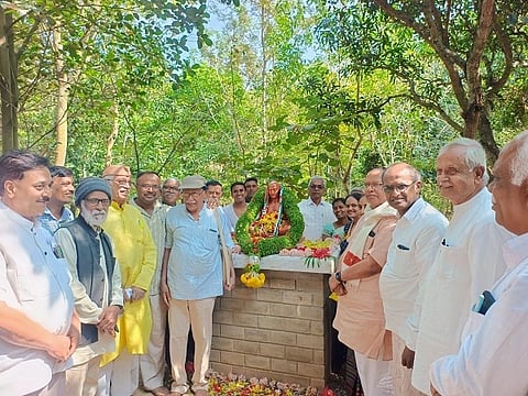 ತುಮಕೂರು ತಾಲೂಕು ದೊಡ್ಡಹೊಸೂರಿನಲ್ಲಿ ಕರ್ನಾಟಕ ಗಾಂಧಿ ಸ್ಮಾರಕ ನಿಧಿ ಹಾಗೂ ಗಾಂಧಿ ಸಹಜ ಬೇಸಾಯ ಆಶ್ರಮದ ವತಿಯಿಂದ ಮಹಾತ್ಮಗಾಂಧಿ ಪುತ್ಥಳಿ ಅನಾವರಣಗೊಳಿಸಲಾಯಿತು. ಡಾ.ವೂಡೇ ಪಿ.ಕೃಷ್ಣ, ಎಂ.ಸಿ.ನರೇಂದ್ರ, ಡಿ.ಆರ್​.ಪಾಟೀಲ್​, ಗೋವಿಂದರಾಜು, ಕಾಡಶೆಟ್ಟಿಹಳ್ಳಿ ಸತೀಶ್​, ಸಿ.ಯತಿರಾಜು, ಡಾ.ಎಚ್​.ಮಂಜುನಾಥ್​, ರವೀಶ್​ ಮತ್ತಿತರರು ಇದ್ದರು. 