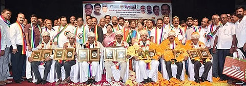ತುಮಕೂರು ಜಿಲ್ಲಾ ಸಹಕಾರ ಯೂನಿಯನ್​, ರಾಜ್ಯ ಸಹಕಾರ ಮಹಾಮಂಡಳ ಸಹಯೋಗದಲ್ಲಿ ಆಯೋಜಿಸಿದ್ದ ಸಹಕಾರ ರತ್ನ ಪ್ರಶಸ್ತಿ ಪ್ರದಾನ ಸಮಾರಂಭದಲ್ಲಿ 7 ಹಿರಿಯ ಸಹಕಾರಿಗಳಿಗೆ ಮಾಜಿ ಸಚಿವ ಕೆ.ಎನ್​.ರಾಜಣ್ಣ ಪ್ರಶಸ್ತಿ ಪ್ರದಾನ ಮಾಡಿದರು. ಎಚ್​.ವಿ.ವೆಂಕಟೇಶ್​, ಜಿ.ಬಿ.ಜ್ಯೋತಿಗಣೇಶ್​, ಎನ್​.ಗಂಗಣ್ಣ, ಬಿ.ಜಿ..ವೆಂಕಟೇಗೌಡ, ಜಿ.ಎಸ್​.ರಮಣರೆಡ್ಡಿ, ಕೆ.ಎಸ್​.ನವೀನ್​,  ಎಸ್​.ಆರ್​.ಗೌಡ, ಸಿ.ವಿ.ಮಹಲಿಂಗಯ್ಯ ಮತ್ತಿತರರು ಇದ್ದರು. 