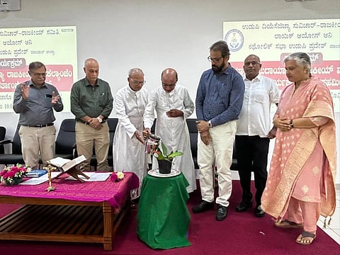 ಉಡುಪಿಯಲ್ಲಿ ಆಯೋಜಿಸಿದ್ದ ಕ್ರೈಸ್ತ ಸಹಮಿಲನ ಕಾರ್ಯಕ್ರಮವನ್ನು ಡಾ.ಜೆರಾಲ್ಡ್​ ಲೋಬೊ ಉದ್ಘಾಟಿಸಿದರು. ರೊನಾಲ್ಡ್​ ಡಿ ಆಲ್ಮೇಡಾ, ವೆರೋನಿಕಾ ಕರ್ನೆಲಿಯೋ, ಡಾ. ಜೆರಾಲ್ಡ್​ ಪಿಂಟೊ, ಫರ್ಡಿನಾಂಡ್​ ಗೊನ್ಸಾಲ್ವಿಸ್​, ಲೂಯಿಸ್​ ಡಿಸೋಜಾ, ವಿನೋದ್​ ಕ್ರಾಸ್ಟೊ ಇದ್ದರು.