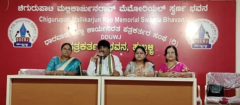 literature ಹುಬ್ಬಳ್ಳಿಯ ಮಹಿಳಾ ಸಾಹಿತ್ಯ ಪರಿಷತ್ ಸಮ್ಮೇಳನದ ಮಾಹಿತಿ ನೀಡಿದ ಗಂಗಾಧರ ದೊಡ್ಡವಾಡ.