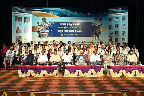 ಗುಬ್ಬಿ ಪಟ್ಟಣದಲ್ಲಿ ರಾಜ್ಯ ಸಾಹಿತ್ಯ ಅಕಾಡೆಮಿಯ ವಿವಿಧ ಪ್ರಶಸ್ತಿ ಪ್ರದಾನ ಸಮಾರಂಭದಲ್ಲಿ ಸಾಹಿತಿಗಳಿಗೆ ಪ್ರಶಸ್ತಿ ನೀಡಿ ಗೌರವಿಸಲಾಯಿತು. ಡಾ.ಚಂದ್ರಶೇಖರ ಕಂಬಾರ, ಎಸ್​.ಆರ್​.ಶ್ರೀನಿವಾಸ್​, ಎಲ್​.ಎನ್​.ಮುಕುಂದರಾಜ್​, ಕೆ.ಎಂ.ಗಾಯತ್ರಿ,  ಕರಿಯಪ್ಪ, ಕೆ.ಎಸ್​.ಸಿದ್ದಲಿಂಗಪ್ಪ, ಸುಮಾಸತೀಶ್​ ಮತ್ತಿತರರು ಇದ್ದರು. 