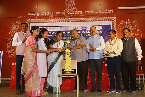 ಸಹ್ಯಾದ್ರಿ ವಾಣಿಜ್ಯ ಮತ್ತು ನಿರ್ವಹಣಾ ಕಾಲೇಜಿನ ಪ್ರಾಚಾರ್ಯ ಪ್ರೊ.ಅವಿನಾಶ್ ಜಿಲ್ಲಾಮಟ್ಟದ ಯುವ ಸಂಸತ್ ಉದ್ಘಾಟಿಸಿದರು. 