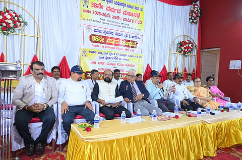 ಆದಿಉಡುಪಿಯಲ್ಲಿ ಉಡುಪಿ ಜಿಲ್ಲಾ ಮಾಜಿ ಸೈನಿಕರ ವಿವಿಧೋದ್ದೇಶ ಸಹಕಾರಿ ಸಂಘದ ಮಹಾಸಭೆ ಕರ್ನಲ್​ ಡಾ. ಎಫ್​ಇಎ ರೋಡ್ರಿಗಸ್​ ಅಧ್ಯಕ್ಷತೆಯಲ್ಲಿ ನಡೆಯಿತು. ಪರಮಶಿವ, ಕಮಡೋರ್​ ಜೆರೋಮ್​ ಕ್ಯಾಸ್ಟಲಿನ್​, ಗಣೇಶ್​ ರಾವ್​, ಗಣಪಯ್ಯ ಶೇರಿಗಾರ್​, ಗಿಲ್ಬರ್ಟ್​ ಬ್ರಿಗಾಂಝಾ, ಪ್ರಭಾಕರ್​ ನಾಯ್ಕ್​, ತುಳಸಿ ದೇವಾಡಿಗ, ಸುಮತಿ ಶ್ರೀಧರ್​ ಇತರರಿದ್ದರು.