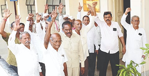 ಪಿಂಚಣಿ ಬಿಡುಗಡೆ ವಿಳಂಬ ಖಂಡಿಸಿ ಗುಲ್ಬರ್ಗ ವಿವಿ ನಿವೃತ್ತ ನೌಕರರ ಸಂದ ಪದಾಧಿಕಾರಿಗಳು ಆಡಳಿತ ಕಚೇರಿ ಎದುರು ಪ್ರತಿಭಟನೆ ನಡೆಸಿದರು. ಸಂದ ಉಪಾಧ್ಯಕ್ಷ ಸಿದ್ರಾಮಪ್ಪ ಹೊದಲೂರ, ಪದಾಧಿಕಾರಿಗಳಾದ ಆರ್​.ಎಸ್​.ತಲ್ಲಳ್ಳಿ, ಸಿ.ಎಸ್​.ಅರಿಕೇರಿ, ರಾಮಚಂದ್ರ ಪಿ.ರೇಣಕೆ, ಸಿದ್ರಾಮ ಬೆಳಮಗಿ, ವಿ.ಬಿ.ಕನ್ನೂರ, ಎಸ್​.ಮಲ್ಲಿಕಾರ್ಜುನ ಇತರರಿದ್ದರು.