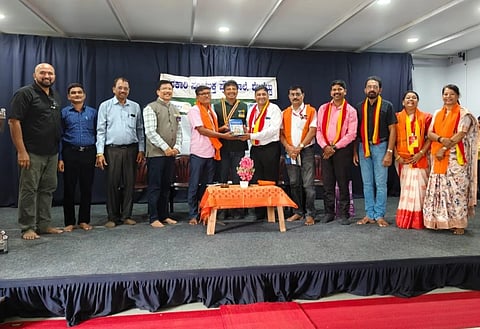 ಉಡುಪಿಯ ಶೆಟ್ಟಿಬೆಟ್ಟು ಪ್ರೌಢಶಾಲೆ ಹಾಗೂ ಆತ್ರಾಡಿ ಶಾಲೆಯ ಗ್ರಂಥಾಲಯಗಳಿಗೆ ರವಿರಾಜ್​ ಎಚ್​.ಪಿ. ಪುಸ್ತಕ ಹಸ್ತಾಂತರಿಸಿದರು. ಸಂದೀಪಕುಮಾರ್​, ಜನಾರ್ದನ್​ ಕೊಡವೂರು, ರಾಜೇಶ್​ ಡಿ. ಶೆಣೈ, ರಾಮಕೃಷ್ಣ ನಾಯಕ್​, ಸರಸ್ವತಿ, ರಂಜಿನಿ ವಸಂತ್​ ಇತರರಿದ್ದರು.