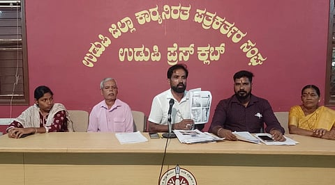 ಉಡುಪಿಯ ಪತ್ರಿಕಾ ಭವನದಲ್ಲಿ ಹೊಸಾಳ ಗ್ರಾಮದ ದಿನೇಶ್​ ಗಾಣಿಗ ಸುದ್ದಿಗೋಷ್ಠಿಯಲ್ಲಿ ಮಾತನಾಡಿದರು. ಚಂದ್ರ ಕಾಂಚನ್​, ಕೃಷ್ಣ ಎನ್​. ಬಂಗೇರ, ಆಶಾ, ಗಿರಿಜಾ ರಂಗ ಮರಕಾಲ ಇದ್ದರು.