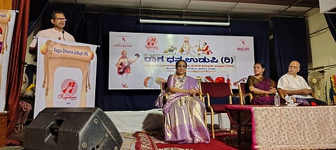 ಉಡುಪಿಯಲ್ಲಿ ರಾಗ ಧನ ಸಂಸ್ಥೆ ಆಯೋಜಿಸಿದ್ದ ತ್ರಿಮೂರ್ತಿ ಉತ್ಸವ ಸಮಾರೋಪದಲ್ಲಿ ಡಾ. ಶ್ರೀಕಿರಣ ಹೆಬ್ಬಾರ್​ ಮಾತನಾಡಿದರು. ಲಕ್ಷ್ಮೀ ಗುರುರಾಜ್​, ಪ್ರೊ. ಆರ್​.ಎಲ್​. ಭಟ್​, ಉಮಾಶಂಕರಿ ಟಿ.ಕೆ. ಇದ್ದರು.