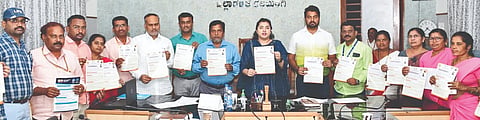 ಪ್ರಧಾನಮಂತ್ರಿ ಶ್ರಮಯೋಗಿ ಮಾನಧನ ಯೋಜನೆಯಡಿ ಕಲಬುರಗಿಯಲ್ಲಿ ಗುರುವಾರ ನಡೆದ ಸಭೆಯಲ್ಲಿ ಜಿಲ್ಲಾಧಿಕಾರಿ ಬಿ.ಫೌಜಿಯಾ ತರನ್ನುಮ್​ ವಿಶೇಷ ನೋಂದಣಿ ಅಭಿಯಾನದ ಕರಪತ್ರ ಬಿಡುಗಡೆ ಮಾಡಿದರು. ಸಮದ್​ ಪಟೇಲ್​, ಶರಣಪ್ಪ ಹಳಿಮನಿ, ಮೊಹಮ್ಮದ್​ ಬಶೀರ್​ ಅನ್ಸಾರಿ, ಶಂಕ್ರಮ್ಮ ಢವಳಗಿ, ಸಂತೋಷ ಕುಲಕರ್ಣಿ ಇತರರಿದ್ದರು.