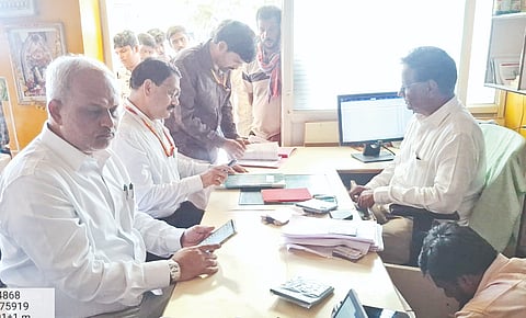 ಜೇವರ್ಗಿಯ ರಸಗೊಬ್ಬರ ಮಾರಾಟ ಮಳಿಗೆಗಳ ಮೇಲೆ ಕೃಷಿ ಇಲಾಖೆ ಅಧಿಕಾರಿಗಳ ತಂಡ ಶುಕ್ರವಾರ ದಿಢೀರ್​ ದಾಳಿ ನಡೆಸಿ ಪರಿಶೀಲನೆ ನಡೆಸಿತು. ಸಮದ್​ ಪಟೇಲ್​, ಡಾ.ಬಾಲರಾಜ್​ ಗಂಗರಾವ್​ ಇತರರಿದ್ದರು.