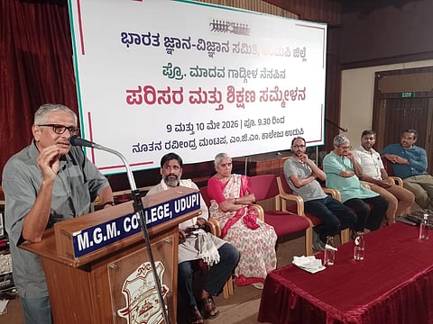 ಉಡುಪಿಯಲ್ಲಿ ಆಯೋಜಿಸಿದ್ದ 'ಪರಿಸರ ಮತ್ತು ಶಿಕ್ಷಣ ಸಮ್ಮೇಳನ'ದ ಸಮಾರೋಪದಲ್ಲಿ ಪ್ರೊ. ಫಣಿರಾಜ್​ ಮಾತನಾಡಿದರು.  ಪ್ರೊ. ಆರ್​. ರಾಮಾನುಜಂ, ಶುಭಂಕರ್​ ಚಕ್ರವರ್ತಿ, ಟಿ.ಎ. ಪ್ರಶಾಂತಬಾಬು, ಸೌಭಾಗ್ಯಾ ಸಿ., ಉದಯ್​ ಗಾಂವಕಾರ, ಪ್ರಶಾಂತ ನಾಯಕ್​ ಪಟ್ಲ ಇದ್ದರು.