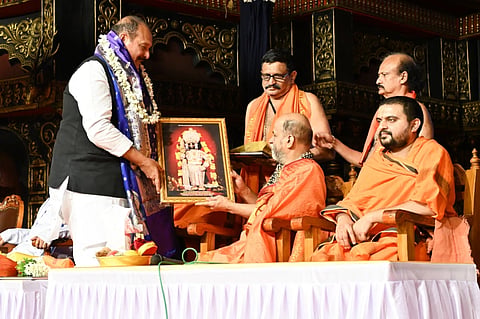 ಉಡುಪಿಯಲ್ಲಿ ನಡೆದ ವಿಶ್ವ ಶಾಂತಿ ಸಮ್ಮೇಳನದಲ್ಲಿ ಪಾಲ್ಗೊಂಡಿದ್ದ ಐವನ್​ ಡಿಸೋಜ ಅವರಿಗೆ ಸುಗುಣೇಂದ್ರ ಶ್ರೀಗಳು 'ಶ್ರೀಕೃಷ್ಣ ಗೀತಾನುಗ್ರಹ' ಪ್ರಶಸ್ತಿ ನೀಡಿ ಗೌರವಿಸಿದರು. ಸುಶ್ರೀಂದ್ರ ಶ್ರೀ, ಚಾರುಕೀರ್ತಿ ಭಟ್ಟಾರಕ ಸ್ವಾಮೀಜಿ ಇದ್ದರು.