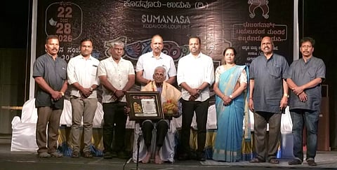 ಉಡುಪಿಯಲ್ಲಿ ಸುಮನಸಾ ನಾಟಕೋತ್ಸವದ ಸಮಾರೋಪದಲ್ಲಿ ಕೃಷ್ಣ ಜೋಶಿ ಅವರಿಗೆ 'ಯಕ್ಷಸುಮ' ಪ್ರಶಸ್ತಿ ಪ್ರದಾನ ಮಾಡಲಾಯಿತು. ಪೂರ್ಣಿಮಾ, ಪ್ರಸಾದ್​ರಾಜ್​ ಕಾಂಚನ್​, ಶೇಖರ್​ ಕೋಟ್ಯಾನ್​, ಹರಿಯಪ್ಪ ಕೋಟ್ಯಾನ್​, ನಿಲೇಶ್​, ಎಂ.ಎಸ್​. ಭಟ್​, ಭಾಸ್ಕರ್​ ಪಾಲನ್​, ಪ್ರಕಾಶ್​ ಕೊಡವೂರು ಇದ್ದರು.