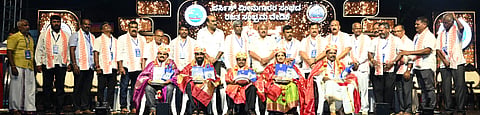 ಮಲ್ಪೆಯಲ್ಲಿ ನಡೆದ ಪರ್ಸೀನ್​ ಮೀನುಗಾರರ ಸಂಘದ ರಜತ ಮಹೋತ್ಸವ ಸಮಾರೋಪ ಸಮಾರಂಭದಲ್ಲಿ ಸಾಧಕರನ್ನು ಸನ್ಮಾನಿಸಲಾಯಿತು. ಕೋಟ ಶ್ರೀನಿವಾಸ ಪೂಜಾರಿ, ಯಶ್​ಪಾಲ್​ ಸುವರ್ಣ, ರಮೇಶ್​ ಕಾಂಚನ್​, ಜಯ ಸಿ. ಕೋಟ್ಯಾನ್​, ನಾಗರಾಜ್​ ಸುವರ್ಣ, ಆನಂದ್​ ಸುವರ್ಣ, ರತ್ನಾಕರ್​ ಸಾಲ್ಯಾನ್​, ಕೃಷ್ಣ ಎಸ್​. ಸುವರ್ಣ ಇತರರಿದ್ದರು.