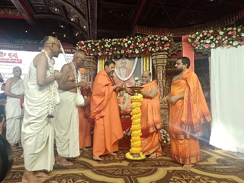 ಉಡುಪಿಯ ರಾಜಾಂಗಣದಲ್ಲಿ ಆಯೋಜಿಸಿದ್ದ 'ಶ್ರೀಕೃಷ್ಣ ಸಮರ್ಪಣೋತ್ಸವ' ಕಾರ್ಯಕ್ರಮವನ್ನು ಸುಗುಣೇಂದ್ರ ಶ್ರೀ, ಕೈಲಾಶಾನಂದ ಗಿರಿ ಮಹಾರಾಜ್​ ಉದ್ಘಾಟಿಸಿದರು. ಸುಶ್ರೀಂದ್ರ ಶ್ರೀ, ಮಧು ಪಂಡಿತ್​ ದಾಸ್​, ಚಂಚಲಾಪತಿ ದಾಸ್​ ಇತರರಿದ್ದರು.