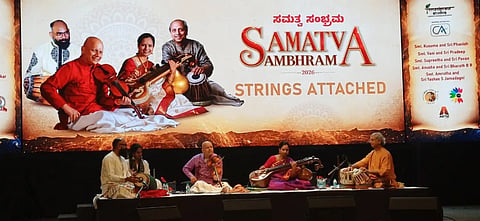 ‘ಸಮತ್ವ ಸಂಭ್ರಮ2026ರಲ್ಲಿ ವಿದ್ವಾನ್ ಆರ್.ಕುಮಾರೇಶ್,ವಿದುಷಿ ಡಾ.ಜಯಂತಿ ಕುಮಾರೇಶ್,ವಿದ್ವಾನ್ ಕೆ.ಸಾಯಿ ಗಿರಿಧರ್ ಪಂಡಿತ್ ಯೋಗೇಶ್ ಸಾಮ್ಸಿ ಒಂದೇ ವೇದಿಕೆಯಲ್ಲಿ ಪ್ರದರ್ಶನ ನೀಡಿದರು. 
