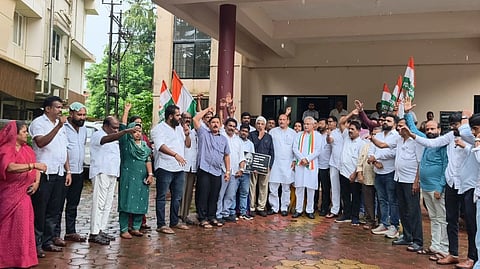 ಕೇಂದ್ರ ಶಿಕ್ಷಣ ಸಚಿವ ಧರ್ಮೇಂದ್ರ ಪ್ರಧಾನ್​ ರಾಜೀನಾಮೆ ನೀಡಿದ ಹಿನ್ನೆಲೆಯಲ್ಲಿ ಉಡುಪಿ ಜಿಲ್ಲಾ ಕಾಂಗ್ರೆಸ್​ ಭವನದ ಎದುರು ಪಕ್ಷದ ವಿವಿಧ ನಾಯಕರು ಸಂಭ್ರಮ ಆಚರಿಸಿದರು. ಅಶೋಕ್​ ಕೊಡವೂರು, ಹಿಮ್ಮತ್​ ಸಿಂಗ್​ ಪಟೇಲ್​, ಐವಾನ್​ ಡಿಸೋಜಾ, ವಿನಯಕುಮಾರ್​ ಸೊರಕೆ, ಕೆ.ಜಯಪ್ರಕಾಶ್​ ಹೆಗ್ಡೆ, ರಮೇಶ್​ ಕಾಂಚನ್​ ಇತರರಿದ್ದರು.