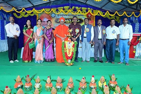 ತುಮಕೂರಿನ ಶ್ರೀ ಸಿದ್ಧಗಂಗಾ ಪದವಿ ಪೂರ್ವ ಕಾಲೇಜಿನ ಸಂಭ್ರಮ ಕಾರ್ಯಕ್ರಮದಲ್ಲಿ ಶ್ರೀ ಶಿವಸಿದ್ದೇಶ್ವರ ಸ್ವಾಮೀಜಿ, ಪಿ.ಎನ್​. ಹೇಮಚಂದ್ರ, ಜಿ.ಎಸ್​.ರೇಣುಕಪ್ಪ, ಎಸ್​.ಪ್ರತಿಭಾ, ಡಾ.ಜಿ.ಆರ್​.ರೇವಣ್ಣಸಿದ್ದಪ್ಪ ಮತ್ತಿತರರು ಇದ್ದರು. 