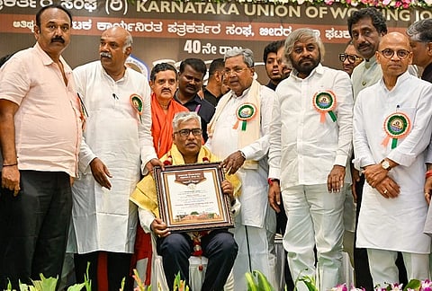 ಬೀದರ್ನಲ್ಲಿ ಆಯೋಜಿಸಿದ 40ನೇ ರಾಜ್ಯ ಪತ್ರಕರ್ತರ ಸಮ್ಮೇಳನದಲ್ಲಿ ಲೋಕನಾಯಕ ಡಾ.ಭೀಮಣ್ಣ ಖಂಡ್ರೆ ಅವರ ಹೆಸರಿನಲ್ಲಿ ಸ್ಥಾಪಿಸಿದ ದತ್ತಿ ನಿ ಪ್ರಶಸ್ತಿಯನ್ನು ಹಿರಿಯ ಪತ್ರಕರ್ತ ರಾಮು ಪಾಟೀಲ ಅವರಿಗೆ ಸಿಎಂ ಸಿದ್ರಾಮಯ್ಯ ಪ್ರದಾನ ಮಾಡಿದರು. ಶ್ರೀ ಡಾ.ಚನ್ನವೀರ ಶಿವಾಚಾರ್ಯ, ಈಶ್ವರ ಖಂಡ್ರೆ, ರಹೀಮ್ಖಾನ್, ಡಾ.ಶರಣಪ್ರಕಾಶ ಪಾಟೀಲ್, ಶಿವಾನಂದ ತಗಡೂರು ಇತರರಿದ್ದರು. 
