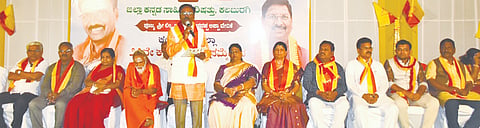 ಕಲಬುರಗಿ ಕನ್ನಡ ಭವನದಲ್ಲಿ ಮಂಗಳವಾರ ನಡೆದ ಜಿಲ್ಲಾ 22ನೇ ಕನ್ನಡ ಸಾಹಿತ್ಯ ಸಮ್ಮೇಳನದ ಸಮಾರೋಪದಲ್ಲಿ ಮುಡುಬಿ ಗುಂಡೇರಾವ್​ ಮಾತನಾಡಿದರು. ವೀರಭದ್ರ ಶಿವಾಚಾರ್ಯ ಮಹಾಸ್ವಾಮಿಗಳು, ಡಾ.ಭುವನೇಶ್ವರಿ ಚಿಮಕೋಡ್​, ಡಾ.ಅಮರೇಶ್ವರಿ ಚಿಂಚನಸೂರ್​ ಇತರರಿದ್ದರು.