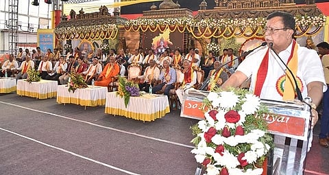 ತುಮಕೂರು ಜಿಲ್ಲಾ ಕನ್ನಡ ಸಾಹಿತ್ಯ ಸಮ್ಮೇಳನದ ಸಮಾರೋಪದಲ್ಲಿ ಸಮ್ಮೇಳನಾಧ್ಯಕ್ಷ ಡಾ.ಕರೀಗೌಡ ಬೀಚನಹಳ್ಳಿರನ್ನು ಸನ್ಮಾನಿಸಲಾಯಿತು. ಡಾ.ನಿಶ್ಚಲಾನಂದ ಸ್ವಾಮೀಜಿ , ಕೆ.ಎನ್​.ರಾಜಣ್ಣ, ಡಾ.ಹಿ.ಚಿ.ಬೋರಲಿಂಗಯ್ಯ,  ಜಿ.ಬಿ.ಜ್ಯೋತಿಗಣೇಶ್​,  ಕೆ.ಎಸ್​.ಸಿದ್ದಲಿಂಗಪ್ಪ ಮತ್ತಿತರರು ಇದ್ದರು.
