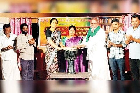 ಸಿರಿಗೇರಿಯಲ್ಲಿ ಸಂಸಾರದಲ್ಲಿ ಸನಿದಪ ನಾಟಕ ಪ್ರದರ್ಶನಕ್ಕೆ ಗ್ರಾಪಂ ಸದಸ್ಯ ಎಸ್.ಎಂ.ಅಡಿವೆಯ್ಯ ಸ್ವಾಮಿ ಚಾಲನೆ ನೀಡಿದರು. 