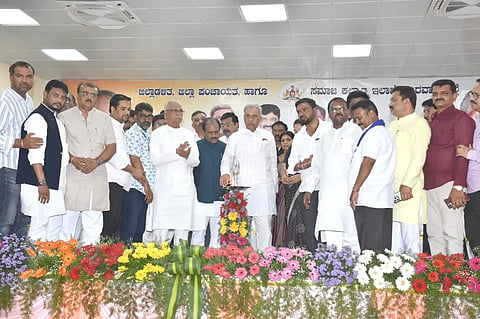 Revolution ಹುಬ್ಬಳ್ಳಿಯ ಪಡದಯ್ಯನ ಹಕ್ಕಲದಲ್ಲಿ ನಿರ್ವಿುಸಿರುವ ಡಾ. ಬಾಬು ಜಗಜೀವನರಾಮ್ ಸಮುದಾಯ ಭವನವನ್ನು ಸಭಾಪತಿ ಬಸವರಾಜ ಹೊರಟ್ಟಿ ಉದ್ಘಾಟಿಸಿದರು. 