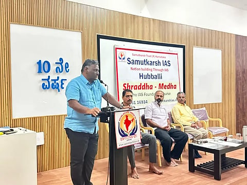 samutkarsha ಹುಬ್ಬಳ್ಳಿಯಲ್ಲಿ ಸಮುತ್ಕರ್ಷ ದಶಮಾನೋತ್ಸವ ಸಮಾರಂಭದಲ್ಲಿ ಪ್ರಾಂಶುಪಾಲ ಸಂದೀಪ ಬೂದಿಹಾಳ ಮಾತನಾಡಿದರು. ಜೀತೇಂದ್ರ, ಡಾ. ಬಸವರಾಜ ಅನಾಮಿ, ಕಿರಣ ಚಿತ್ರಗಾರ ಇದ್ದರು.