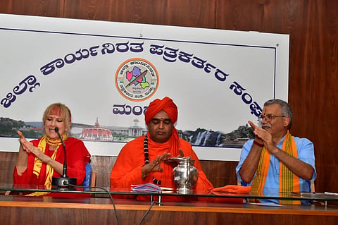   ಮಂಡ್ಯ ನಗಗರದ ಪ್ರೆಸ್‌ಕ್ಲಬ್‌ನಲ್ಲಿ ಆಯೋಜಿಸಿದ್ದ ಸಂವಾದದಲ್ಲಿ ವ್ಯಾಸಭಾರತಿ ತ್ರೈಯೋಗ ವಿಶ್ವವಿದ್ಯಾಲಯದ ಕುಲಾಧಿಪತಿ ಡಾ.ಯೋಗಿನಿ ಕಾಲೀಜಿ ಯೋಗ ಮುದ್ರೆ ತೋರಿಸಿದರು.  