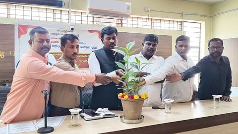 ಮಂಡ್ಯದಲ್ಲಿ ಆಯೋಜಿಸಿದ್ದ ನೇರ ಸಂವಾದವನ್ನು ರಾಜ್ಯ ಸಫಾಯಿ ಕರ್ಮಚಾರಿ ಆಯೋಗದ ಸದಸ್ಯ ಸಿ.ಶಂಕರ ಅಂಕನಶೆಟ್ಟಿಪುರ ಉದ್ಘಾಟಿಸಿದರು. 