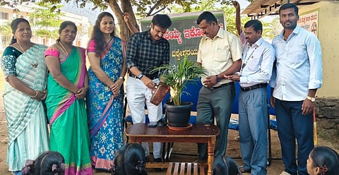 ಮಂಡ್ಯ ತಾಲೂಕು ಶಿವಳ್ಳಿ ಗ್ರಾಮದ ಸರ್ ಎಂ.ವಿಶ್ವೇಶ್ವರಯ್ಯ ಪ್ರೌಢಶಾಲೆಯಲ್ಲಿ ಆಯೋಜಿಸಿದ್ದ ಸಂವಾದ ಕಾರ್ಯಕ್ರಮವನ್ನು ಮನೋವೈದ್ಯ ಡಾ.ಅನಿಲ್ ಆನಂದ್ ಉದ್ಘಾಟಿಸಿದರು.