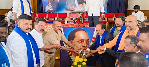 ಮಂಡ್ಯ ನಗರದ ಗಾಂಧಿಭವನದಲ್ಲಿ ಕರ್ನಾಟಕ ಸಂವಿಧಾನ ಸೇನೆ(ಕೆಎಸ್‌ಎಸ್) ಆಯೋಜಿಸಿದ್ದ ಸಂವಿಧಾನ ದಿನಾಚರಣೆಯನ್ನು ಗಣ್ಯರು ಗಿಡಕ್ಕೆ ನೀರೆರೆಯುವ ಮೂಲಕ ಉದ್ಘಾಟಿಸಿದರು. 
